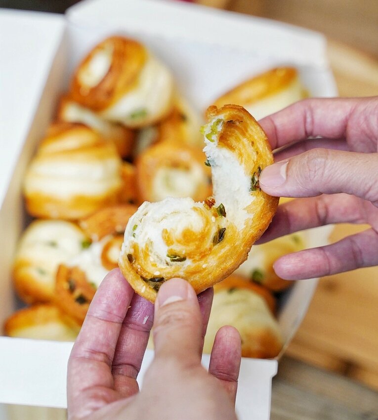 下午茶必備!秒殺烤饅頭『二良脆皮烤饅頭』一天只營業三小時!每日手擀麵團且現烤出爐,口感香Q帶脆又有嚼勁,大推蔥花口味,非常涮嘴好吃! - 阿華田的美食日記