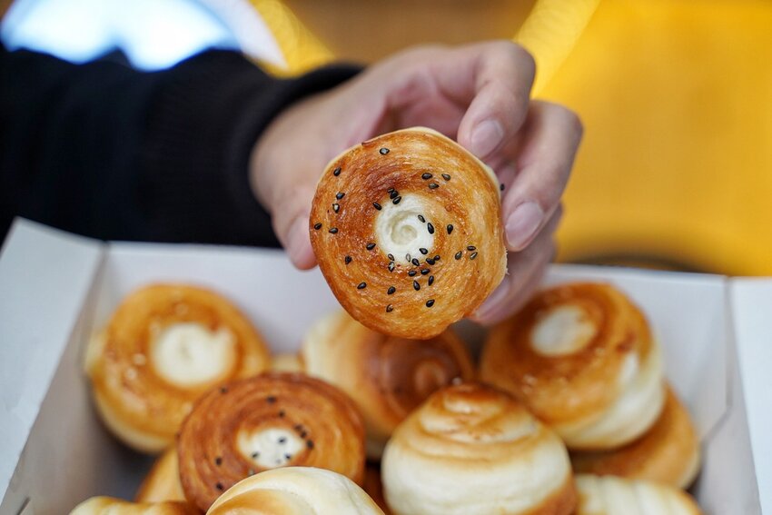 下午茶必備!秒殺烤饅頭『二良脆皮烤饅頭』一天只營業三小時!每日手擀麵團且現烤出爐,口感香Q帶脆又有嚼勁,大推蔥花口味,非常涮嘴好吃! - 阿華田的美食日記