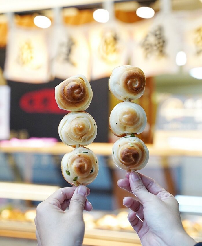 下午茶必備!秒殺烤饅頭『二良脆皮烤饅頭』一天只營業三小時!每日手擀麵團且現烤出爐,口感香Q帶脆又有嚼勁,大推蔥花口味,非常涮嘴好吃! - 阿華田的美食日記