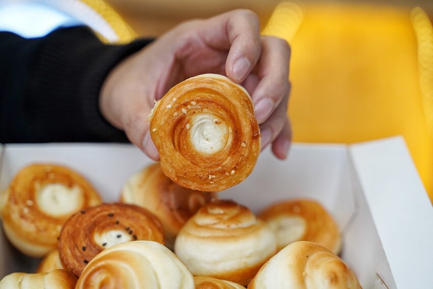 下午茶必備!秒殺烤饅頭『二良脆皮烤饅頭』一天只營業三小時!每日手擀麵團且現烤出爐,口感香Q帶脆又有嚼勁,大推蔥花口味,非常涮嘴好吃! - 阿華田的美食日記