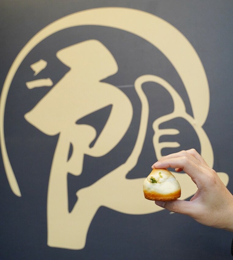 下午茶必備!秒殺烤饅頭『二良脆皮烤饅頭』一天只營業三小時!每日手擀麵團且現烤出爐,口感香Q帶脆又有嚼勁,大推蔥花口味,非常涮嘴好吃! - 阿華田的美食日記