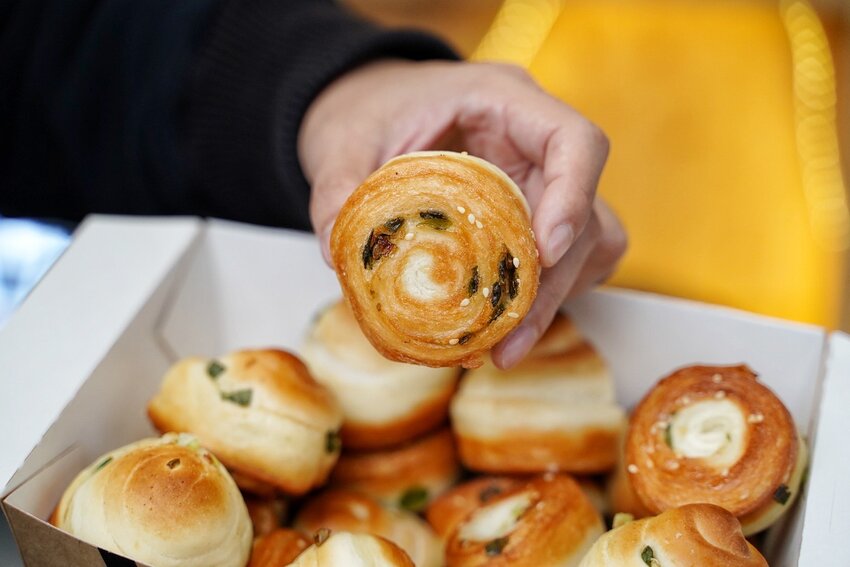 下午茶必備!秒殺烤饅頭『二良脆皮烤饅頭』一天只營業三小時!每日手擀麵團且現烤出爐,口感香Q帶脆又有嚼勁,大推蔥花口味,非常涮嘴好吃! - 阿華田的美食日記