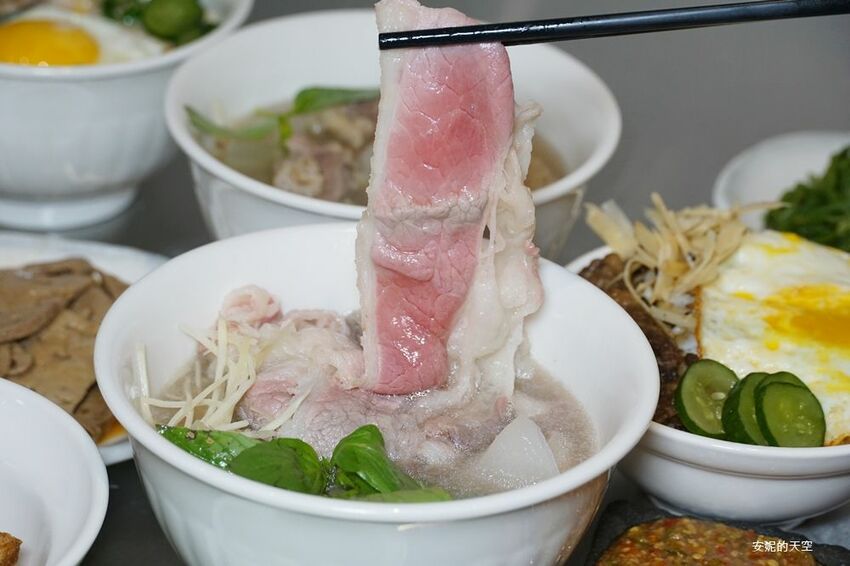 [台北消夜 老牛牛肉肉燥飯]銅板價就有銷魂牛肉肉燥飯 半熟蛋與肉燥飯的完美組合 再來一碗牛肉湯最暖胃 - 安妮的天空