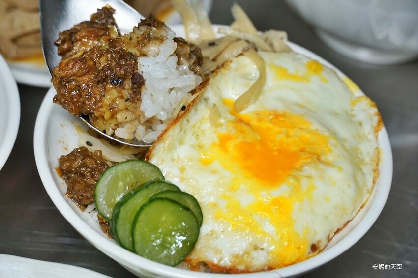 [台北消夜 老牛牛肉肉燥飯]銅板價就有銷魂牛肉肉燥飯 半熟蛋與肉燥飯的完美組合 再來一碗牛肉湯最暖胃 - 安妮的天空