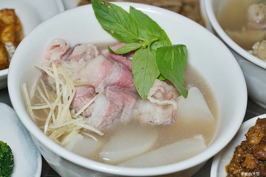 [台北消夜 老牛牛肉肉燥飯]銅板價就有銷魂牛肉肉燥飯 半熟蛋與肉燥飯的完美組合 再來一碗牛肉湯最暖胃 - 安妮的天空