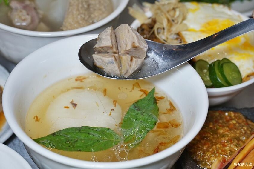 [台北消夜 老牛牛肉肉燥飯]銅板價就有銷魂牛肉肉燥飯 半熟蛋與肉燥飯的完美組合 再來一碗牛肉湯最暖胃 - 安妮的天空