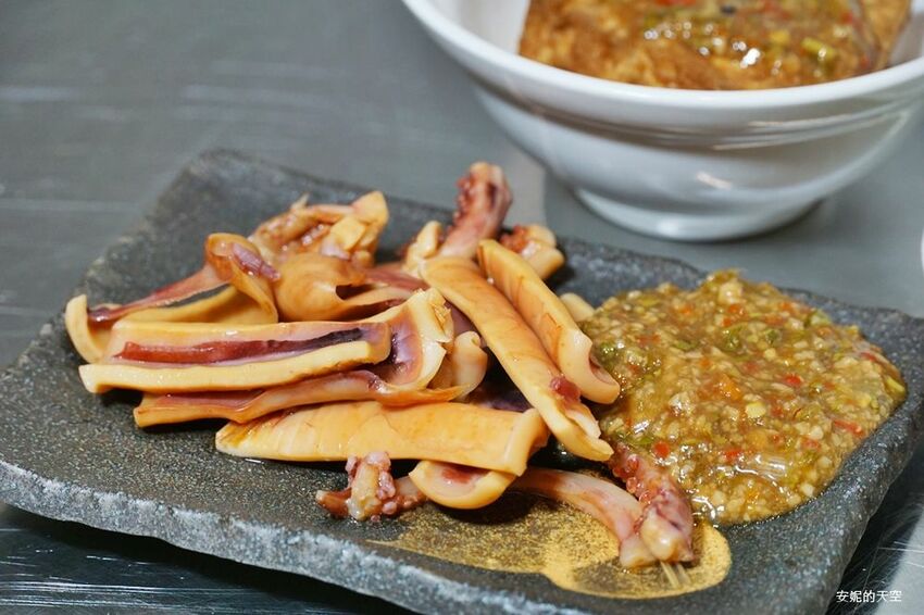 [台北消夜 老牛牛肉肉燥飯]銅板價就有銷魂牛肉肉燥飯 半熟蛋與肉燥飯的完美組合 再來一碗牛肉湯最暖胃 - 安妮的天空