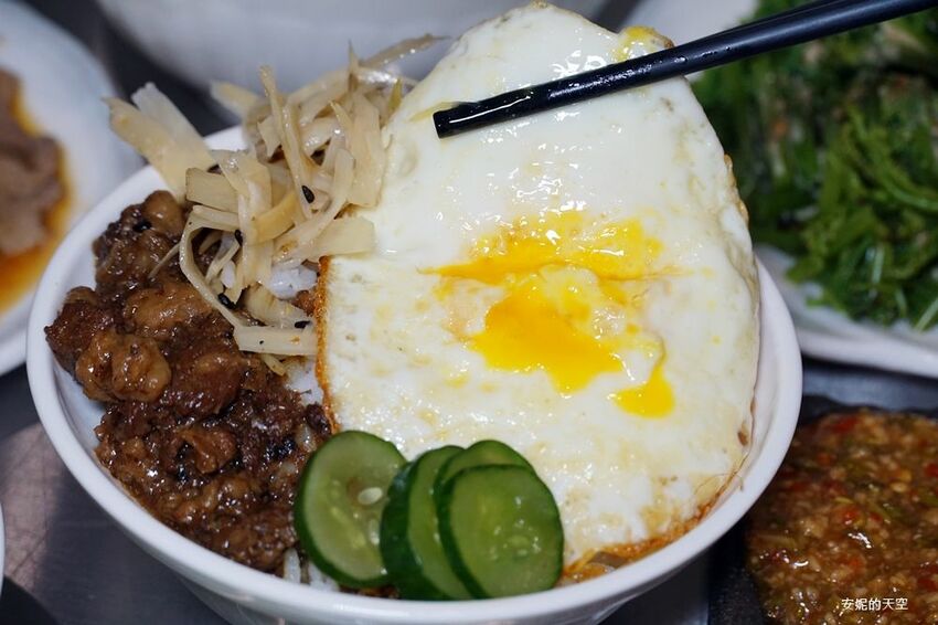 [台北消夜 老牛牛肉肉燥飯]銅板價就有銷魂牛肉肉燥飯 半熟蛋與肉燥飯的完美組合 再來一碗牛肉湯最暖胃 - 安妮的天空