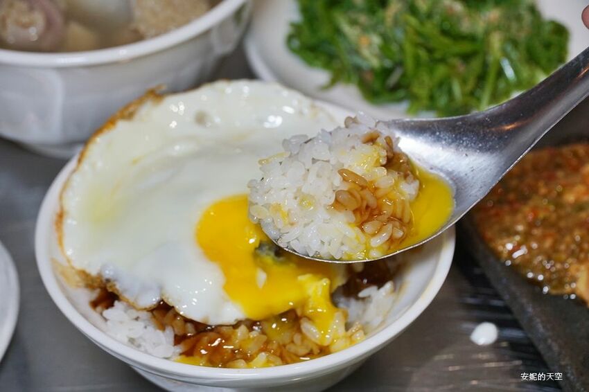 [台北消夜 老牛牛肉肉燥飯]銅板價就有銷魂牛肉肉燥飯 半熟蛋與肉燥飯的完美組合 再來一碗牛肉湯最暖胃 - 安妮的天空