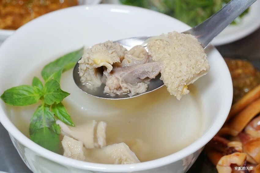 [台北消夜 老牛牛肉肉燥飯]銅板價就有銷魂牛肉肉燥飯 半熟蛋與肉燥飯的完美組合 再來一碗牛肉湯最暖胃 - 安妮的天空