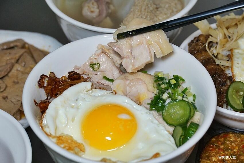 [台北消夜 老牛牛肉肉燥飯]銅板價就有銷魂牛肉肉燥飯 半熟蛋與肉燥飯的完美組合 再來一碗牛肉湯最暖胃 - 安妮的天空