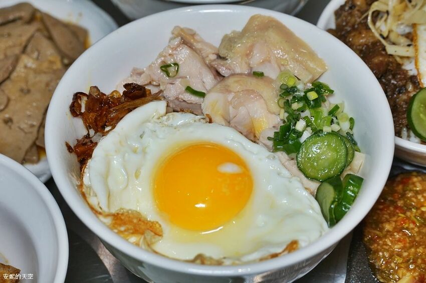 [台北消夜 老牛牛肉肉燥飯]銅板價就有銷魂牛肉肉燥飯 半熟蛋與肉燥飯的完美組合 再來一碗牛肉湯最暖胃 - 安妮的天空