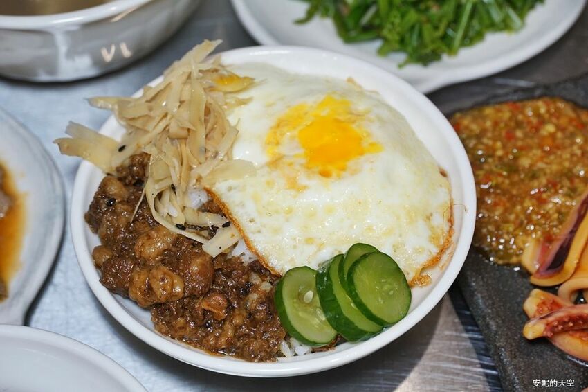 [台北消夜 老牛牛肉肉燥飯]銅板價就有銷魂牛肉肉燥飯 半熟蛋與肉燥飯的完美組合 再來一碗牛肉湯最暖胃 - 安妮的天空