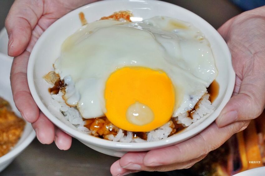 [台北消夜 老牛牛肉肉燥飯]銅板價就有銷魂牛肉肉燥飯 半熟蛋與肉燥飯的完美組合 再來一碗牛肉湯最暖胃 - 安妮的天空
