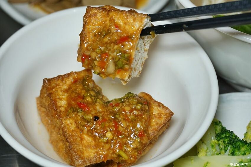 [台北消夜 老牛牛肉肉燥飯]銅板價就有銷魂牛肉肉燥飯 半熟蛋與肉燥飯的完美組合 再來一碗牛肉湯最暖胃 - 安妮的天空