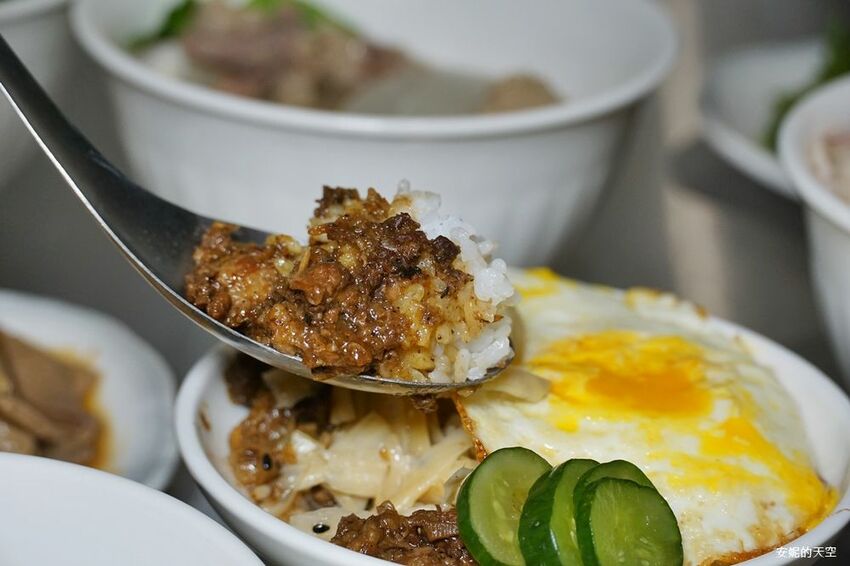 [台北消夜 老牛牛肉肉燥飯]銅板價就有銷魂牛肉肉燥飯 半熟蛋與肉燥飯的完美組合 再來一碗牛肉湯最暖胃 - 安妮的天空