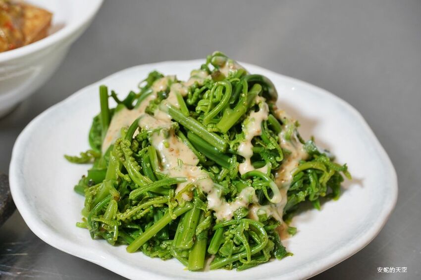 [台北消夜 老牛牛肉肉燥飯]銅板價就有銷魂牛肉肉燥飯 半熟蛋與肉燥飯的完美組合 再來一碗牛肉湯最暖胃 - 安妮的天空