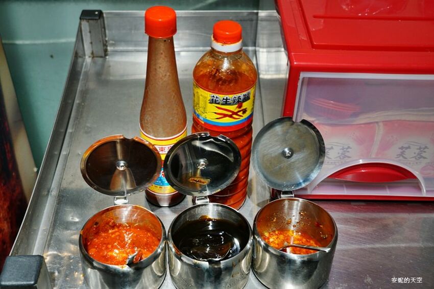 [台北消夜 老牛牛肉肉燥飯]銅板價就有銷魂牛肉肉燥飯 半熟蛋與肉燥飯的完美組合 再來一碗牛肉湯最暖胃 - 安妮的天空