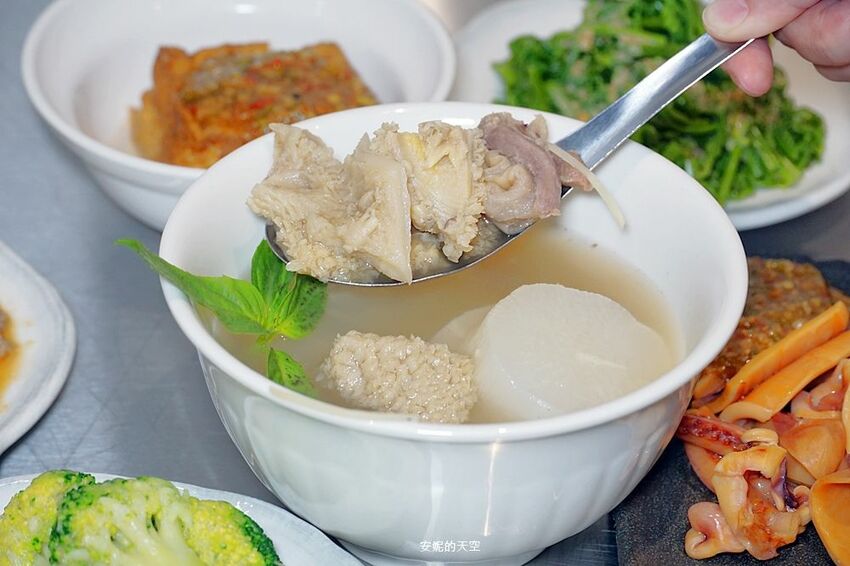 [台北消夜 老牛牛肉肉燥飯]銅板價就有銷魂牛肉肉燥飯 半熟蛋與肉燥飯的完美組合 再來一碗牛肉湯最暖胃 - 安妮的天空