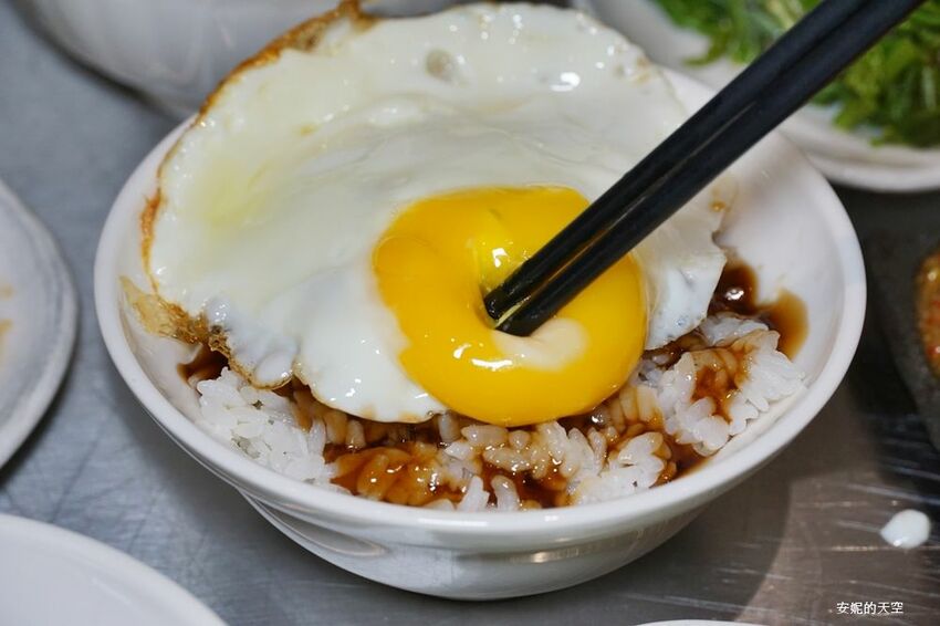 [台北消夜 老牛牛肉肉燥飯]銅板價就有銷魂牛肉肉燥飯 半熟蛋與肉燥飯的完美組合 再來一碗牛肉湯最暖胃 - 安妮的天空