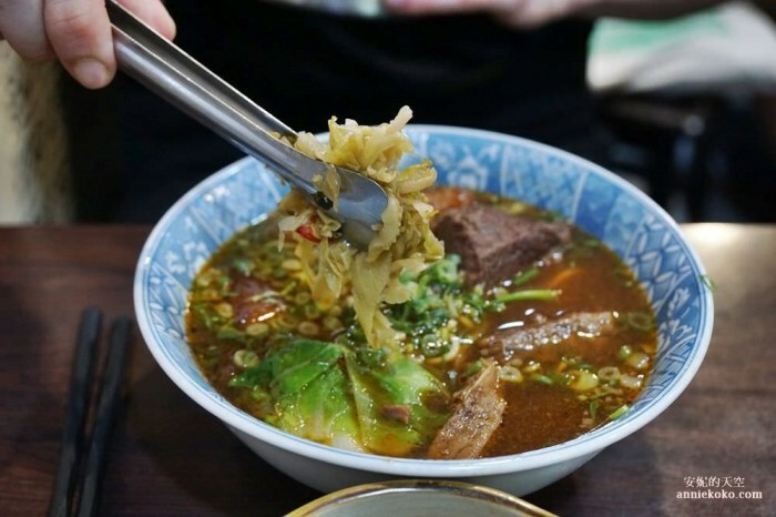 [台北消夜 老牛牛肉肉燥飯]銅板價就有銷魂牛肉肉燥飯 半熟蛋與肉燥飯的完美組合 再來一碗牛肉湯最暖胃 - 安妮的天空
