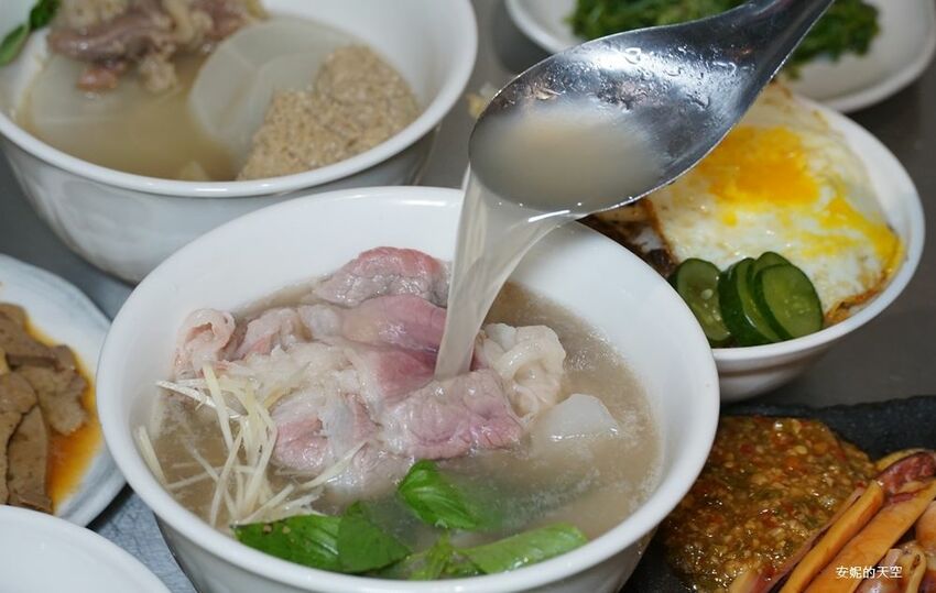 [台北消夜 老牛牛肉肉燥飯]銅板價就有銷魂牛肉肉燥飯 半熟蛋與肉燥飯的完美組合 再來一碗牛肉湯最暖胃 - 安妮的天空