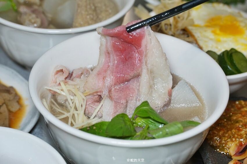 [台北消夜 老牛牛肉肉燥飯]銅板價就有銷魂牛肉肉燥飯 半熟蛋與肉燥飯的完美組合 再來一碗牛肉湯最暖胃 - 安妮的天空