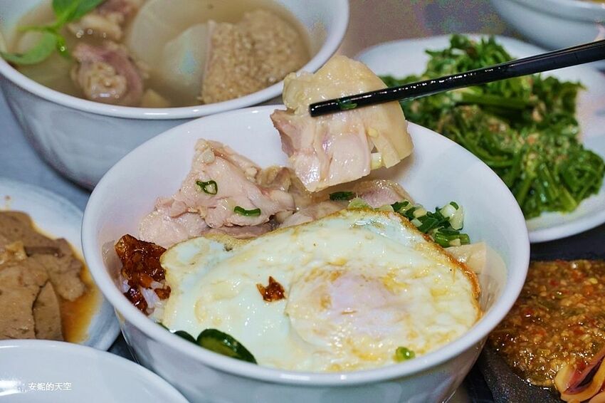 [台北消夜 老牛牛肉肉燥飯]銅板價就有銷魂牛肉肉燥飯 半熟蛋與肉燥飯的完美組合 再來一碗牛肉湯最暖胃 - 安妮的天空