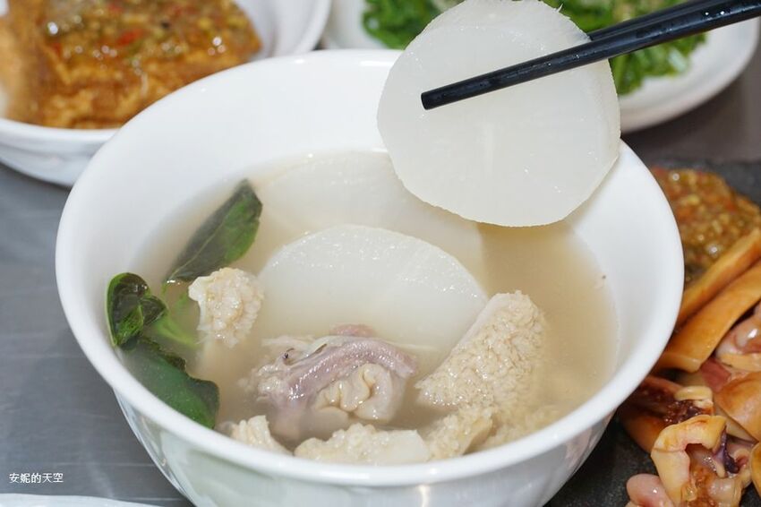 [台北消夜 老牛牛肉肉燥飯]銅板價就有銷魂牛肉肉燥飯 半熟蛋與肉燥飯的完美組合 再來一碗牛肉湯最暖胃 - 安妮的天空