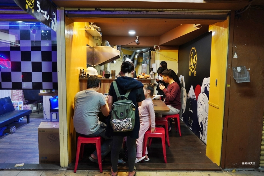 [新莊拉麵 麵屋駟 H.F-Ramen] 平價雞白湯拉麵 可免費無限次加麵 首見拉麵店裡有炙燒明太子雞叉燒 爆漿系溏心蛋我給你一百分 - 安妮的天空