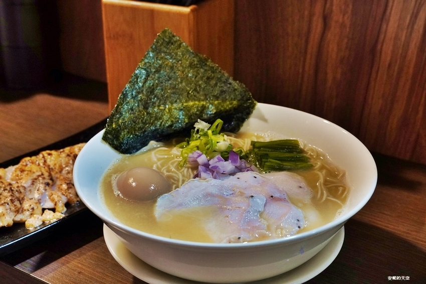 [新莊拉麵 麵屋駟 H.F-Ramen] 平價雞白湯拉麵 可免費無限次加麵 首見拉麵店裡有炙燒明太子雞叉燒 爆漿系溏心蛋我給你一百分 - 安妮的天空
