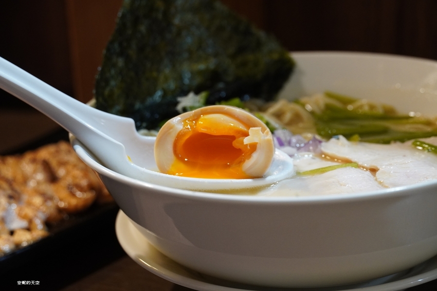 [新莊拉麵 麵屋駟 H.F-Ramen] 平價雞白湯拉麵 可免費無限次加麵 首見拉麵店裡有炙燒明太子雞叉燒 爆漿系溏心蛋我給你一百分 - 安妮的天空
