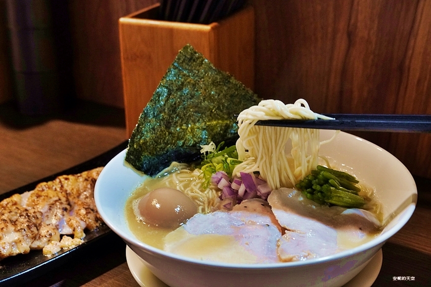 [新莊拉麵 麵屋駟 H.F-Ramen] 平價雞白湯拉麵 可免費無限次加麵 首見拉麵店裡有炙燒明太子雞叉燒 爆漿系溏心蛋我給你一百分 - 安妮的天空