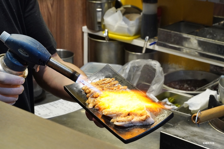 [新莊拉麵 麵屋駟 H.F-Ramen] 平價雞白湯拉麵 可免費無限次加麵 首見拉麵店裡有炙燒明太子雞叉燒 爆漿系溏心蛋我給你一百分 - 安妮的天空