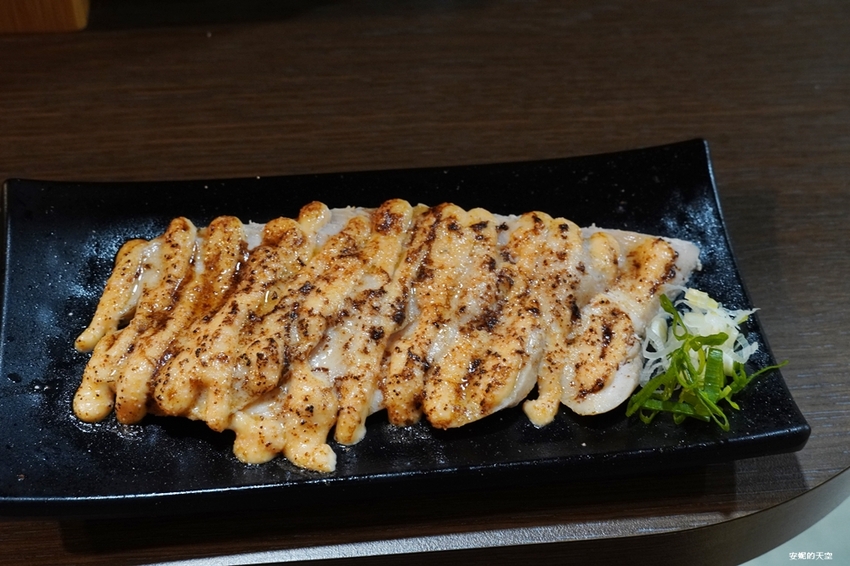 [新莊拉麵 麵屋駟 H.F-Ramen] 平價雞白湯拉麵 可免費無限次加麵 首見拉麵店裡有炙燒明太子雞叉燒 爆漿系溏心蛋我給你一百分 - 安妮的天空