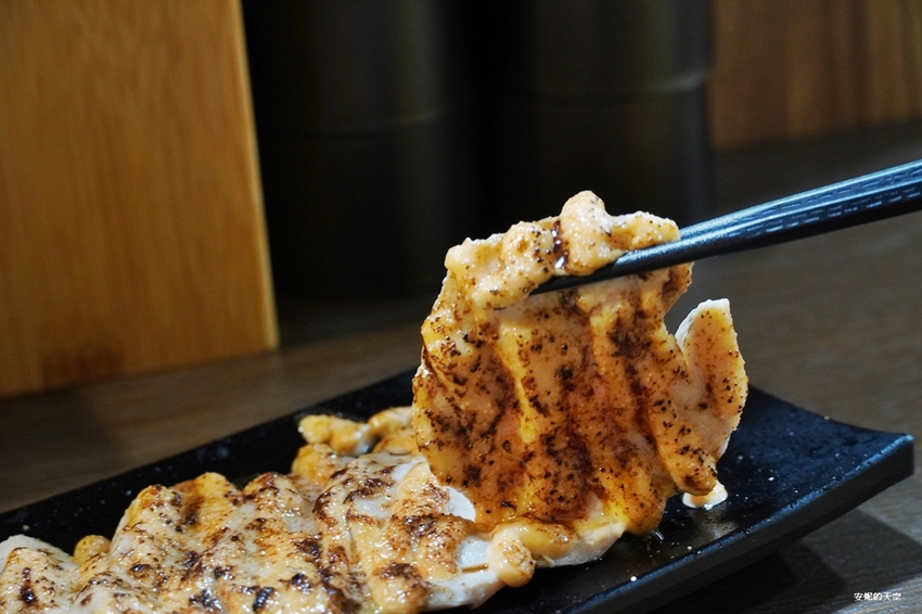 [新莊拉麵 麵屋駟 H.F-Ramen] 平價雞白湯拉麵 可免費無限次加麵 首見拉麵店裡有炙燒明太子雞叉燒 爆漿系溏心蛋我給你一百分 - 安妮的天空