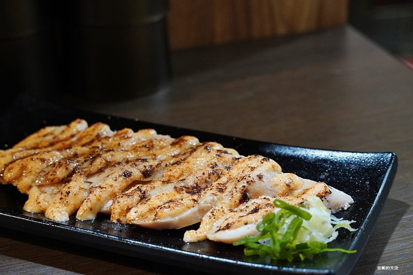 [新莊拉麵 麵屋駟 H.F-Ramen] 平價雞白湯拉麵 可免費無限次加麵 首見拉麵店裡有炙燒明太子雞叉燒 爆漿系溏心蛋我給你一百分 - 安妮的天空