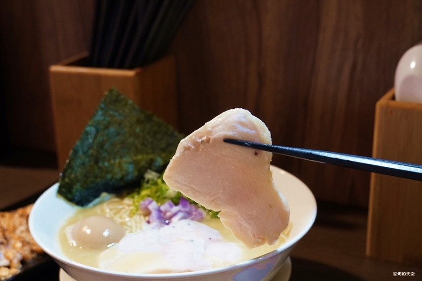[新莊拉麵 麵屋駟 H.F-Ramen] 平價雞白湯拉麵 可免費無限次加麵 首見拉麵店裡有炙燒明太子雞叉燒 爆漿系溏心蛋我給你一百分 - 安妮的天空