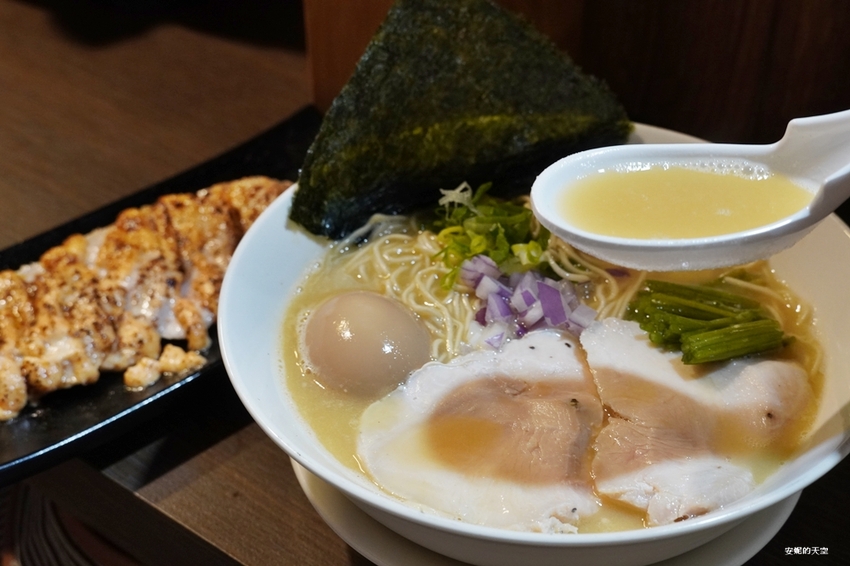 [新莊拉麵 麵屋駟 H.F-Ramen] 平價雞白湯拉麵 可免費無限次加麵 首見拉麵店裡有炙燒明太子雞叉燒 爆漿系溏心蛋我給你一百分 - 安妮的天空