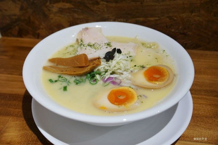 [新莊拉麵 麵屋駟 H.F-Ramen] 平價雞白湯拉麵 可免費無限次加麵 首見拉麵店裡有炙燒明太子雞叉燒 爆漿系溏心蛋我給你一百分 - 安妮的天空