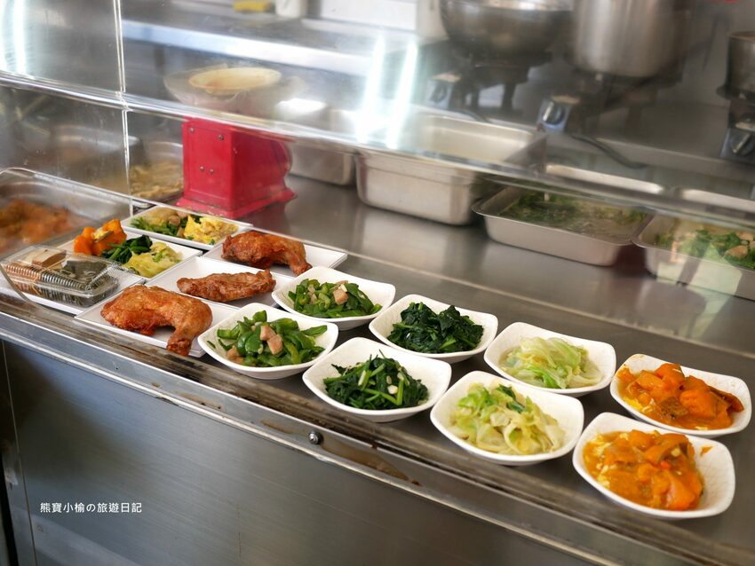 【台中南區美食】建成路賴15炒麵,24小時古早味小吃店,控肉飯便當、乾麵、豬腳飯、水餃通通都有!內文附詳細菜單價位介紹。 @熊寶小榆の旅遊日記