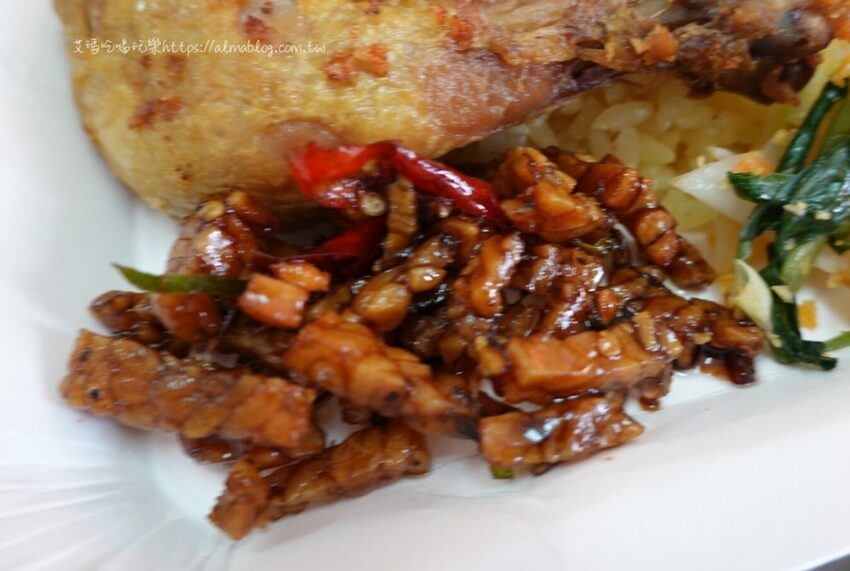 〖黃薑飯〗民宅自助餐一天營業五個半小時?印尼主菜便當一律80元.8種道地主菜巴東牛肉、炸雞、魚肉.. - 艾瑪▪ 享受吃喝玩樂札記