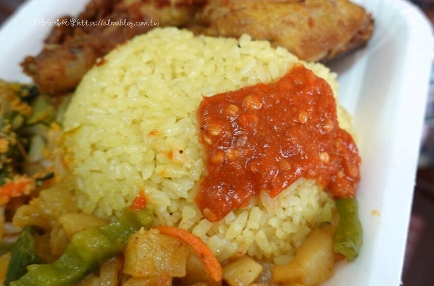 〖黃薑飯〗民宅自助餐一天營業五個半小時?印尼主菜便當一律80元.8種道地主菜巴東牛肉、炸雞、魚肉.. - 艾瑪▪ 享受吃喝玩樂札記