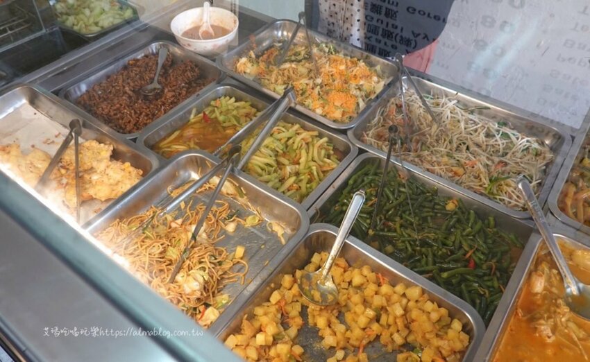 〖黃薑飯〗民宅自助餐一天營業五個半小時?印尼主菜便當一律80元.8種道地主菜巴東牛肉、炸雞、魚肉.. - 艾瑪▪ 享受吃喝玩樂札記