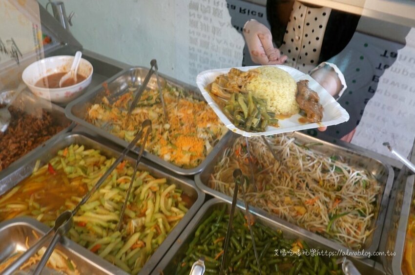 〖黃薑飯〗民宅自助餐一天營業五個半小時?印尼主菜便當一律80元.8種道地主菜巴東牛肉、炸雞、魚肉.. - 艾瑪▪ 享受吃喝玩樂札記
