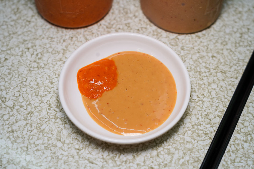 花蓮這家薑母鴨提供狗尾草雞湯(烏骨雞) 鮮甜湯頭值得一試 辣椒實在辣死人 營業至凌晨1點半 宵夜還不吃起來