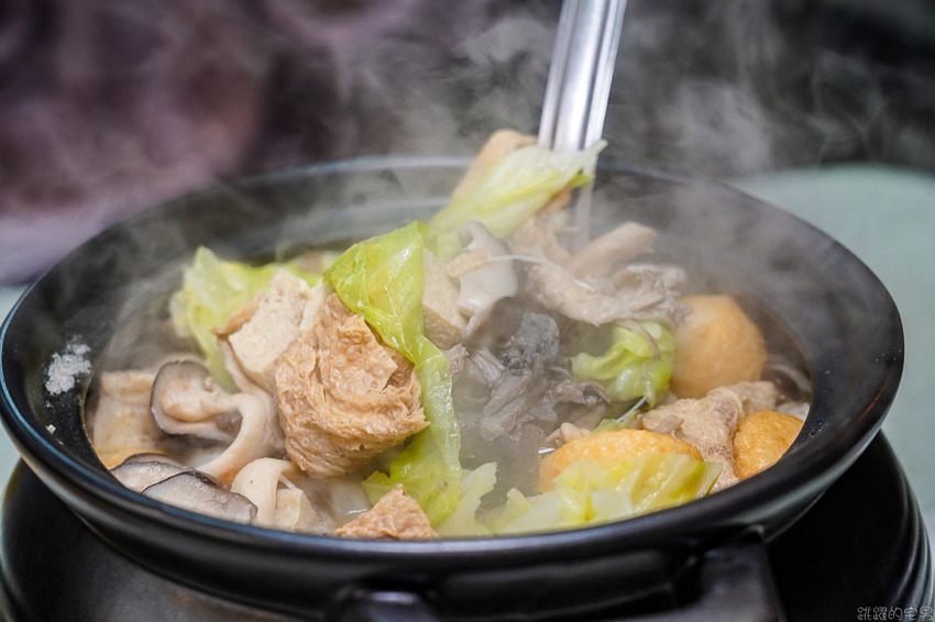 花蓮這家薑母鴨提供狗尾草雞湯(烏骨雞) 鮮甜湯頭值得一試 辣椒實在辣死人 營業至凌晨1點半 宵夜還不吃起來