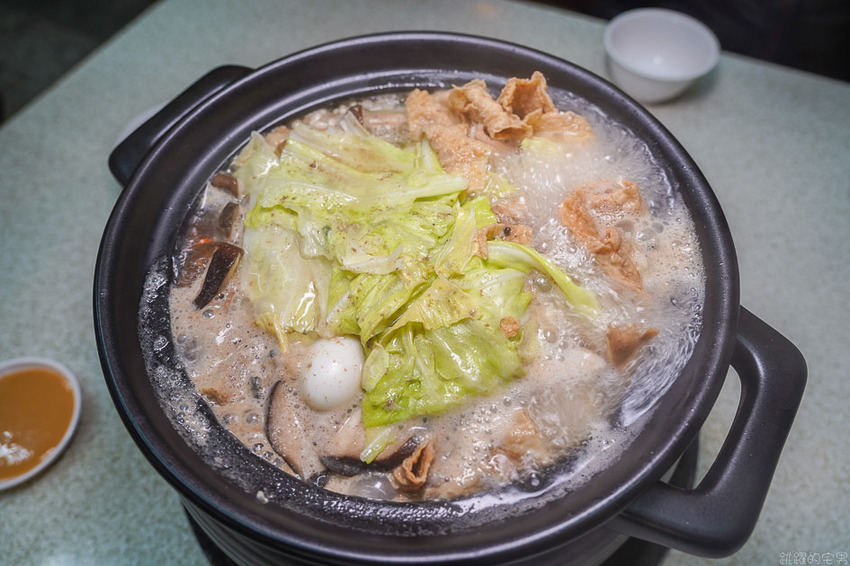 花蓮這家薑母鴨提供狗尾草雞湯(烏骨雞) 鮮甜湯頭值得一試 辣椒實在辣死人 營業至凌晨1點半 宵夜還不吃起來