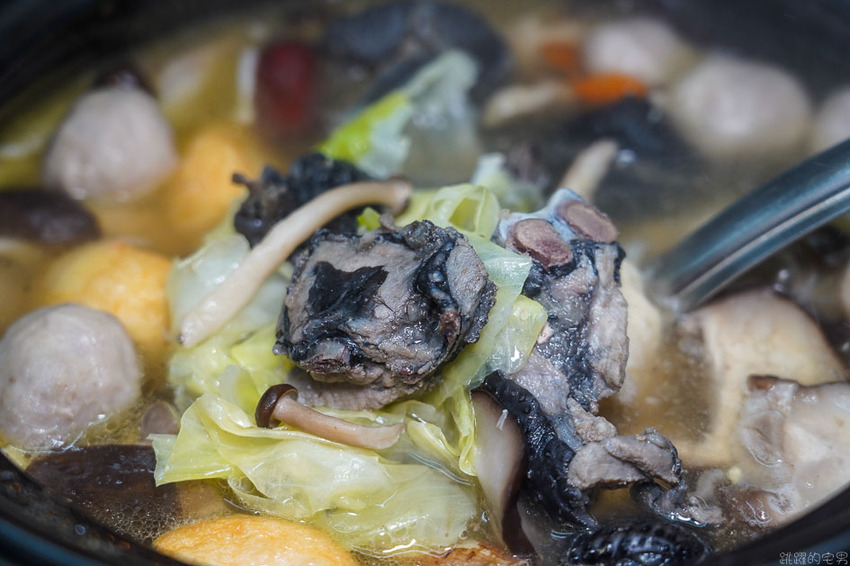 花蓮這家薑母鴨提供狗尾草雞湯(烏骨雞) 鮮甜湯頭值得一試 辣椒實在辣死人 營業至凌晨1點半 宵夜還不吃起來