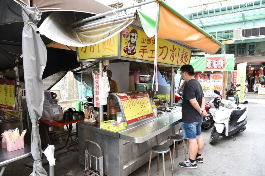 高雄新興區|南華觀光商圈 南華觀光購物街 大港埔彩繪藝術牆 傳統小吃、五十年老店、異國平價美食 展開高雄市區最棒的深度一日食旅|西莉亞玩樂人生 DSC_0890.JPG